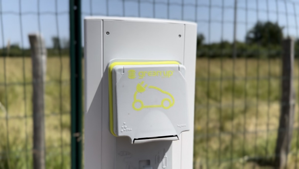BORNE POUR VEHICULE ELECTRIQUE PAYANT EN FIN DE SEJOUR