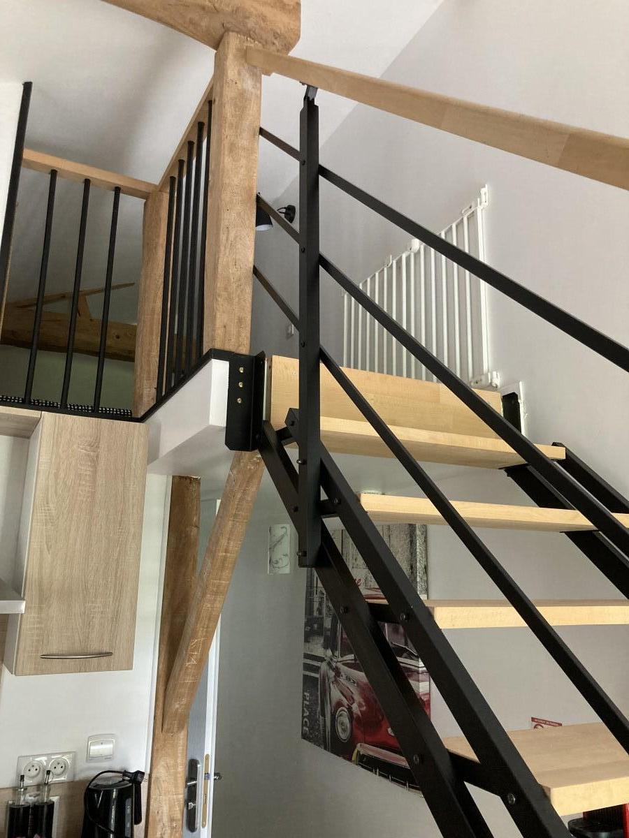 Escalier menant à la petite mezzanine en sous pente 