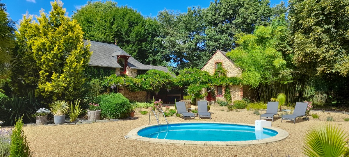 La piscine commune avec à droite, la Maison du Boulanger et à gauche, la Maison de l'Escuiller.

