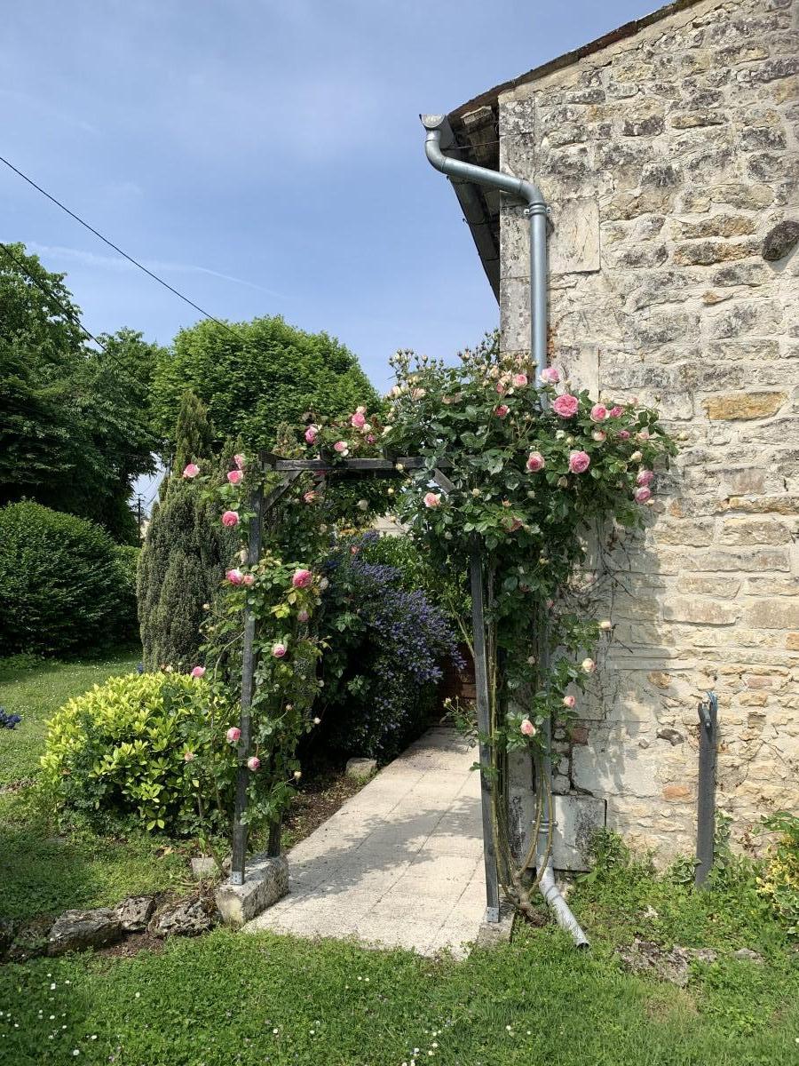 L'entrée du Métal, sous les roses au printemps