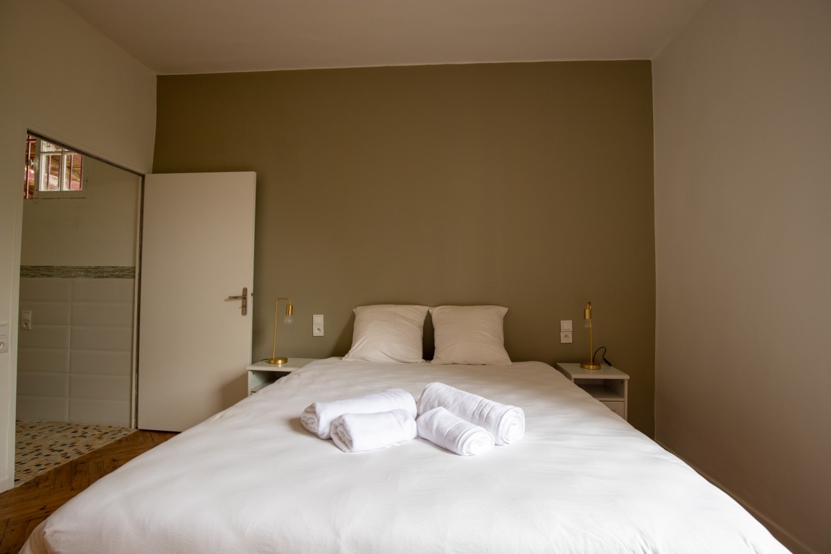 chambre du  bas avec salle de bain et toilettes