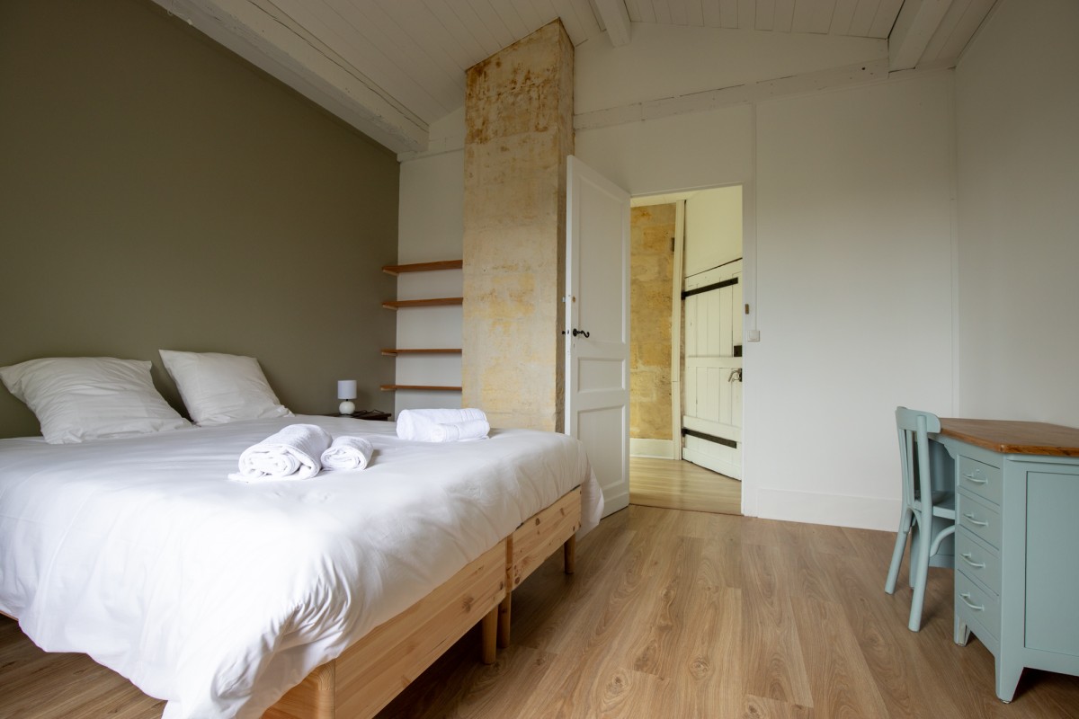 Chambre du haut avec coin bureau 