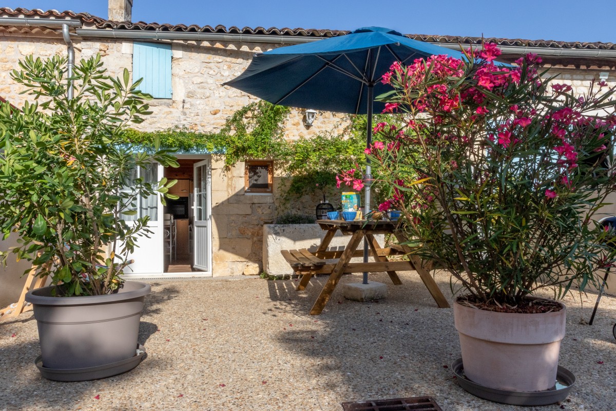 Terrasse du BOIS et ses pots de fleurs