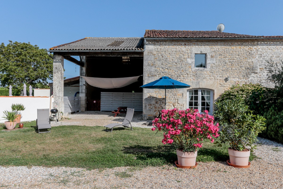 Entrée du gîte Feu avec jardinet ouvert