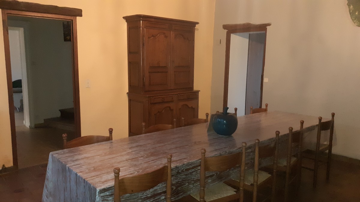 salle à manger avec table, chaise et bahut normands. Pour la sécurité la cheminée n'est pas fonctionnelle