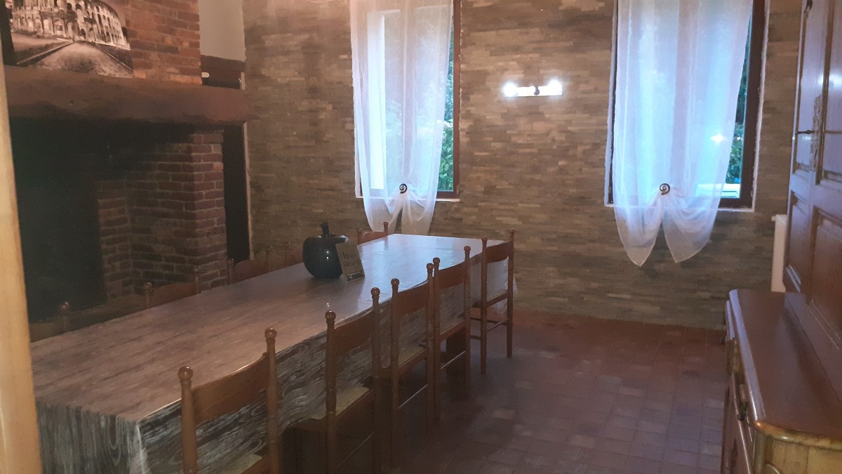 Salle à manger avec mobilier rustique normand. Pour la sécurité, il n'est pas autorisé de faire du feu dans la cheminée.
