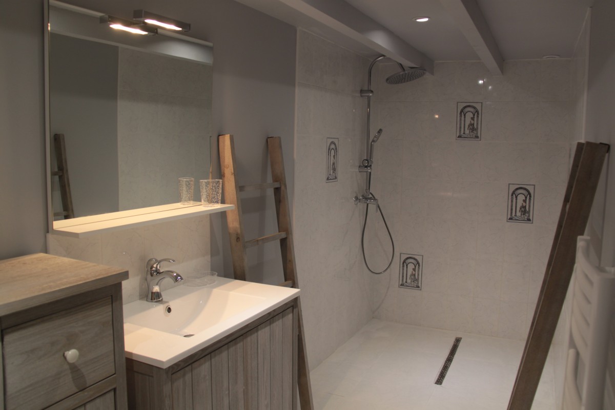 Salle de douche pour les2 chambres-cabines